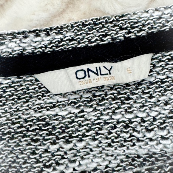 Only gray/ black button detail top - Picture 3 of 6